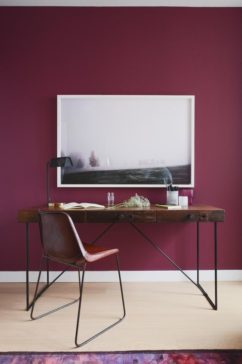 LE POURPRE, LE VIOLET, LE BORDEAUX, en passant par L’AUBERGINE et le PRUNE,  SONT DE RETOUR dans la décoration