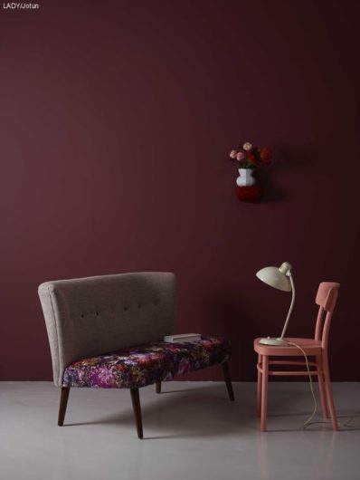 LE POURPRE, LE VIOLET, LE BORDEAUX, en passant par L’AUBERGINE et le PRUNE,  SONT DE RETOUR dans la décoration