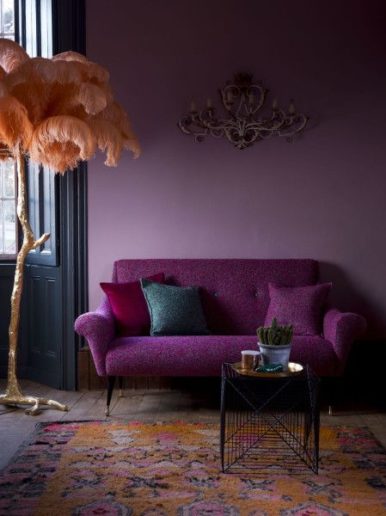 LE POURPRE, LE VIOLET, LE BORDEAUX, en passant par L’AUBERGINE et le PRUNE,  SONT DE RETOUR dans la décoration