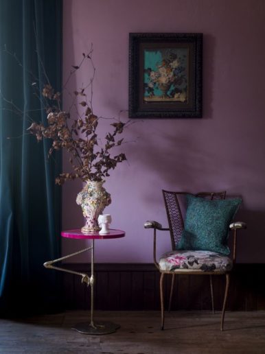 LE POURPRE, LE VIOLET, LE BORDEAUX, en passant par L’AUBERGINE et le PRUNE,  SONT DE RETOUR dans la décoration