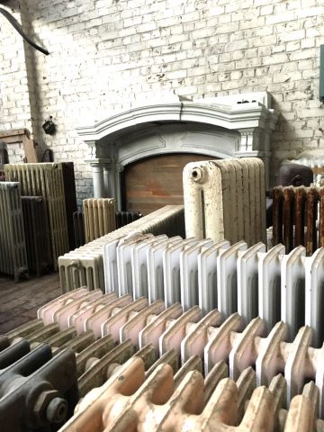 Une usine textile à Tourcoing (Nord) reconvertie en entrepôt ou on retrouve une vaste collection d’éléments d’architecture prestigieux provenant des plus belles demeures du Nord .