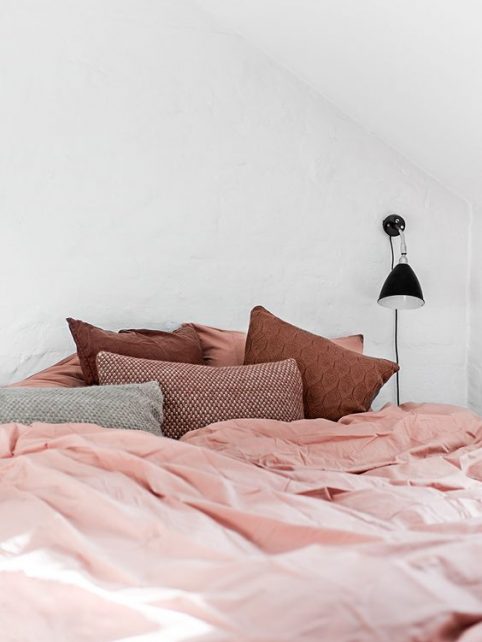 linge de lit ,le rose dans nos intérieurs ,sur les murs, en décorations, en objets