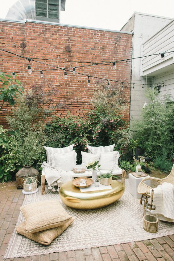 « Balcon, petite ou grande terrasse et jardin, les beaux jours arrivent et il est temps d’aménager votre extérieur.

Voici quelques idées pour vous inspirer et faire de votre extérieur un espace convivial, confortable, chaleureux et intime . »